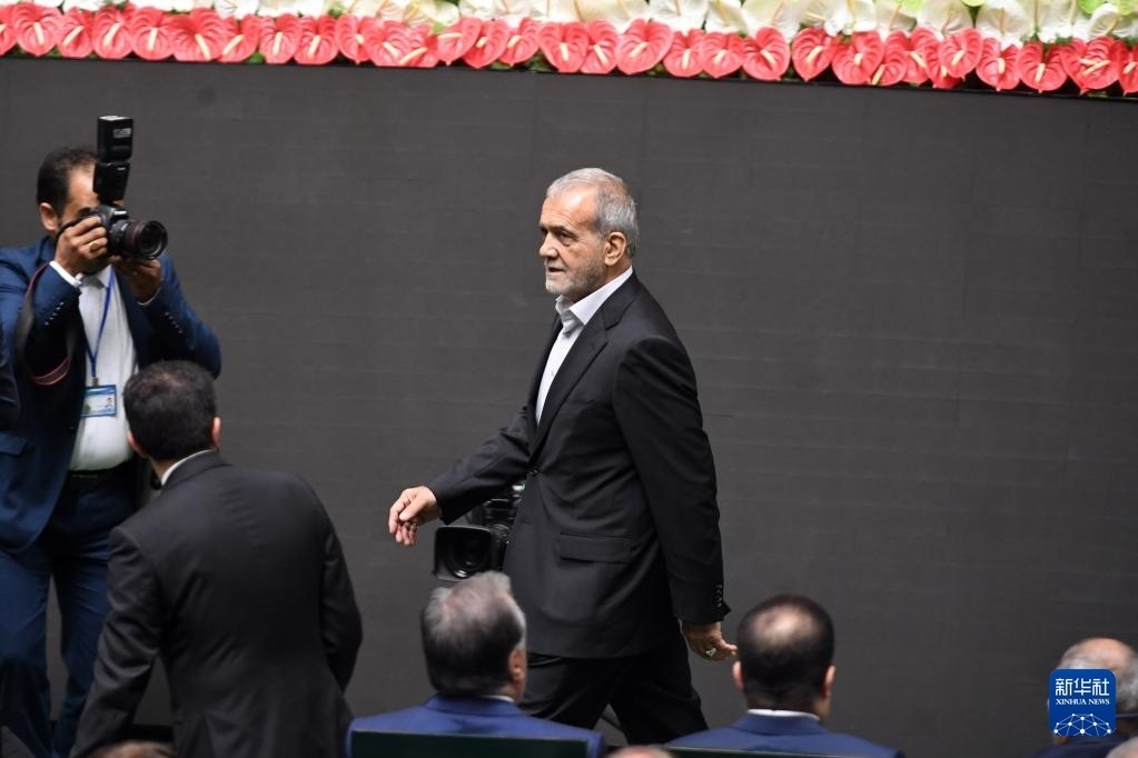 7月30日，在伊朗德黑蘭的伊朗議會(huì)，佩澤希齊揚(yáng)（中）抵達(dá)總統(tǒng)就職典禮現(xiàn)場(chǎng)。新華社記者 沙達(dá)提 攝