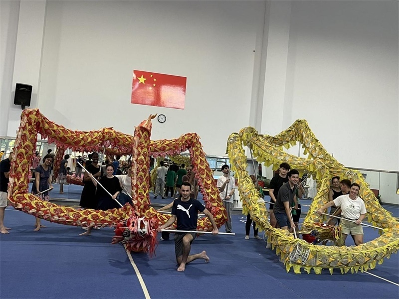 在中國(guó)和巴西共迎兩國(guó)建交50周年之際，巴西圣保羅州立大學(xué)孔子學(xué)院今年7月成功組織多批、近40名巴西青少年來華進(jìn)行短期訪問交流，圖為訪問團(tuán)成員在中國(guó)參加文化體驗(yàn)活動(dòng)。 巴西圣保羅州立大學(xué)孔子學(xué)院供圖