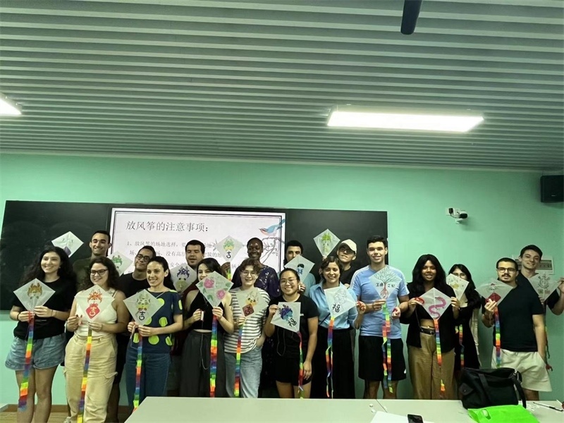 在中國(guó)和巴西共迎兩國(guó)建交50周年之際，巴西圣保羅州立大學(xué)孔子學(xué)院今年7月成功組織多批、近40名巴西青少年來華進(jìn)行短期訪問交流，圖為訪問團(tuán)成員參加文化體驗(yàn)活動(dòng)。 巴西圣保羅州立大學(xué)孔子學(xué)院供圖