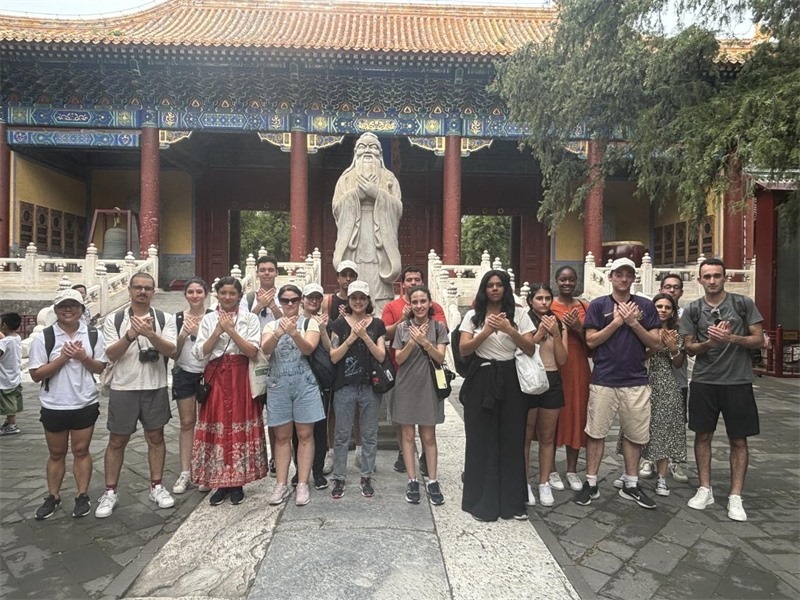 在中國(guó)和巴西共迎兩國(guó)建交50周年之際，巴西圣保羅州立大學(xué)孔子學(xué)院今年7月成功組織多批、近40名巴西青少年來華進(jìn)行短期訪問交流，圖為訪問團(tuán)成員參加文化體驗(yàn)活動(dòng)。 巴西圣保羅州立大學(xué)孔子學(xué)院供圖