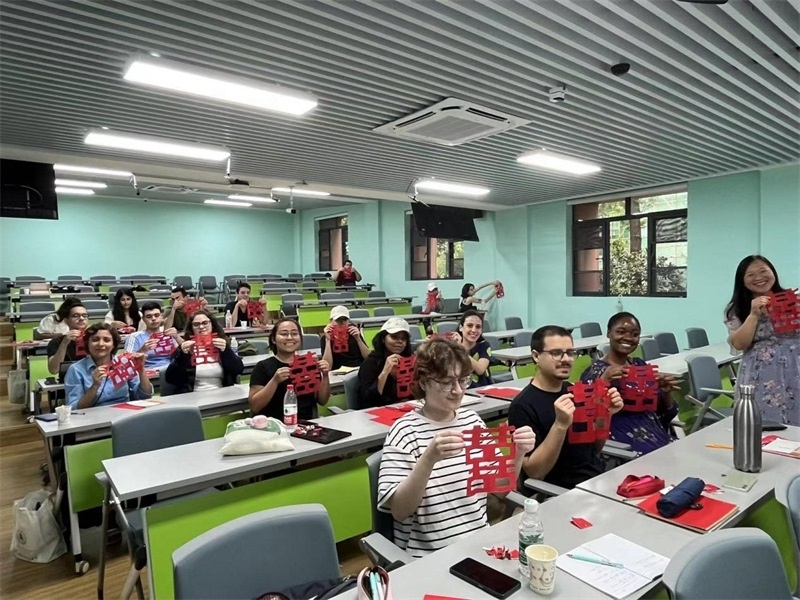 在中國(guó)和巴西共迎兩國(guó)建交50周年之際，巴西圣保羅州立大學(xué)孔子學(xué)院今年7月成功組織多批、近40名巴西青少年來華進(jìn)行短期訪問交流，圖為訪問團(tuán)成員參加文化體驗(yàn)活動(dòng)。 巴西圣保羅州立大學(xué)孔子學(xué)院供圖