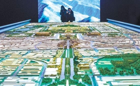 首都博物館“輝煌中軸”展廳內(nèi)，十六米長的中軸線沙盤，配以立體投影技術(shù)，展現(xiàn)北京中軸線之壯美。 本報(bào)記者 武亦彬攝
