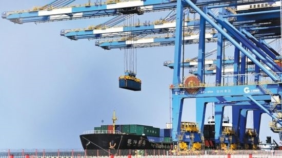 自動化起重機(jī)在中國（廣西）自由貿(mào)易試驗(yàn)區(qū)欽州港吊裝集裝箱。（圖片來源：新華社）