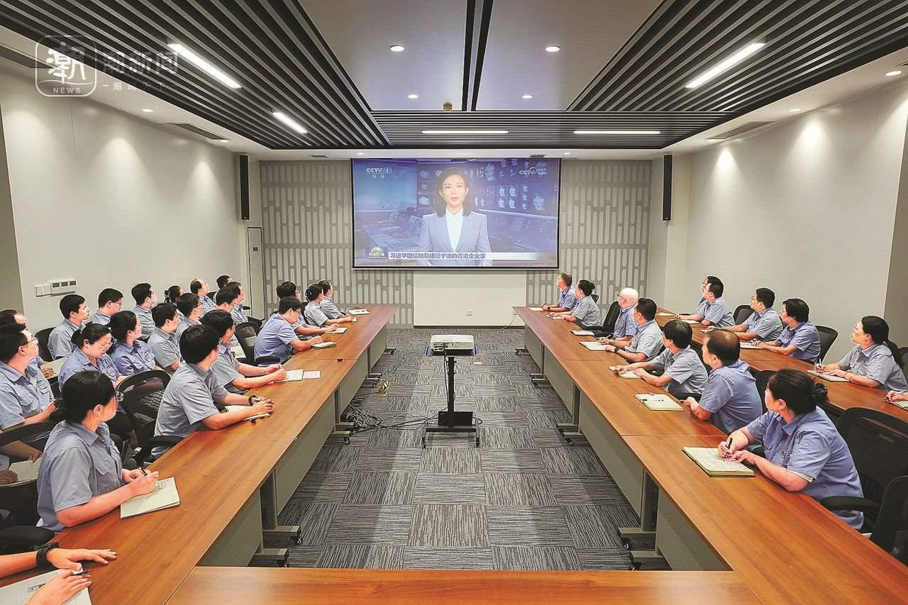 2024年8月1日晚，寧波永新光學(xué)股份有限公司員工集體觀看央視《新聞聯(lián)播》關(guān)于國(guó)家主席習(xí)近平給包陪慶、曹其鏞等祖籍寧波的香港企業(yè)家回信的報(bào)道。潮新聞?dòng)浾?賀元?jiǎng)P 彭鵬 周旭輝 攝