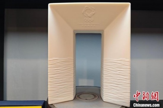 白瓷作品《凱旋尊》巧妙融合了法國與中國最具象征意義的藝術(shù)形式和元素進行再創(chuàng)造。 吳冠標 攝