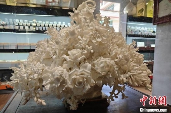 福建德化陶瓷以“白”見長，因白如雪、明如鏡、薄如紙、聲如磬、潤如玉而享譽世界。 吳冠標 攝