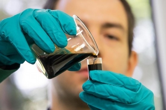 2022年5月24日，在匈牙利薩茲豪隆包陶多瑙河煉油廠，一名工人對通過阿德里亞輸油管道運(yùn)達(dá)的原油樣品進(jìn)行質(zhì)量分析。新華社發(fā)（弗爾季·奧蒂洛攝）