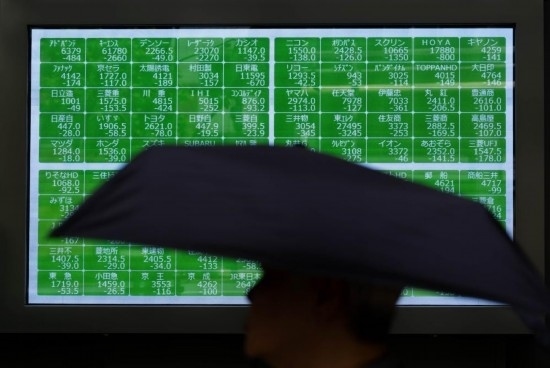8月2日，在日本東京，行人經(jīng)過一處股指信息電子顯示屏。新華社記者張笑宇攝