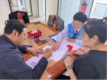 棋蒙政務企業(yè)服務中心幫辦代辦員為高老先生上門辦理業(yè)務。鄂托克旗政務服務與數(shù)據(jù)管理局供圖