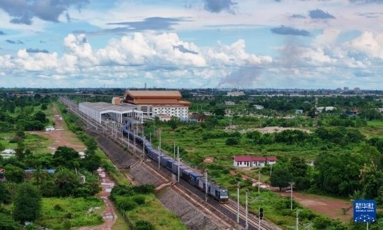 8月5日，由老撾籍火車司機(jī)獨(dú)立駕駛的滿載貨物的列車駛出萬象站，向中國昆明進(jìn)發(fā)（無人機(jī)照片）。新華社發(fā)（楊永全 攝）