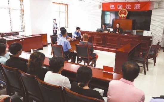 圖①：庭審現(xiàn)場。