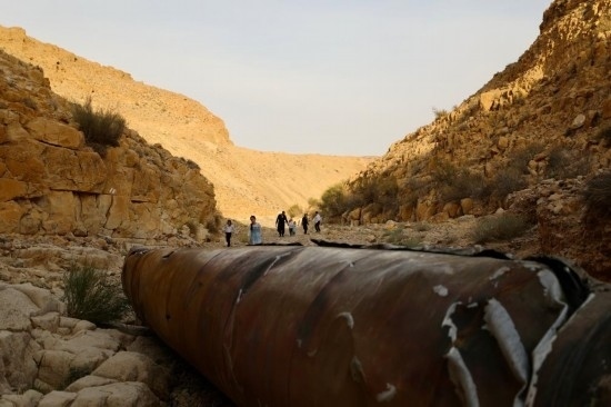 這是4月28日在以色列南部城市阿拉達附近拍攝的伊朗導彈殘骸。新華社發(fā)（賈馬爾·阿瓦德攝）