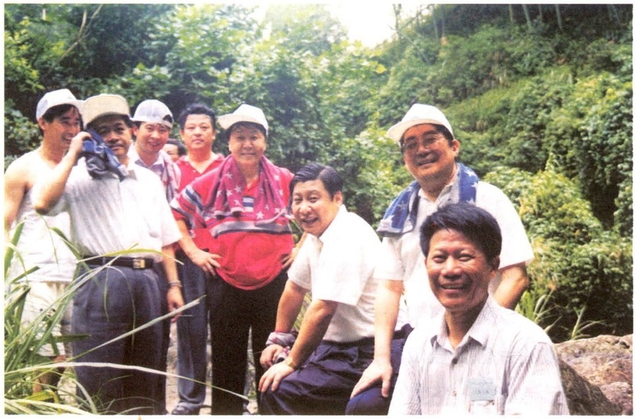 1999年6月，習近平在福州森林公園參加紀念毛主席“發(fā)展體育運動，增強人民體質(zhì)”題詞47周年登山健身活動。（資料照片，來源：《習近平在福建》（下））