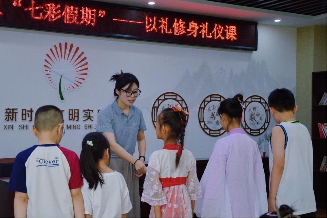 曲阜市小雪街道如意社區(qū)新時代文明實踐站以禮修身禮儀課。謝婉瑩 攝