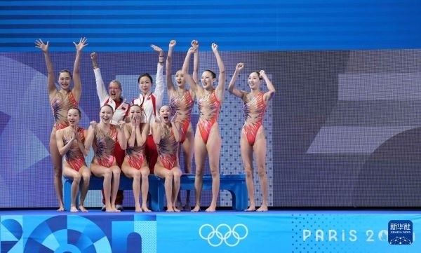 北京時(shí)間8月8日凌晨，巴黎奧運(yùn)會(huì)花樣游泳集體項(xiàng)目的最后一項(xiàng)比賽集體技巧自選在巴黎奧林匹克水上運(yùn)動(dòng)中心舉行。中國隊(duì)奪得花樣游泳集體項(xiàng)目金牌。圖為中國隊(duì)在比賽后慶祝奪冠。新華社記者 薛宇舸 攝
