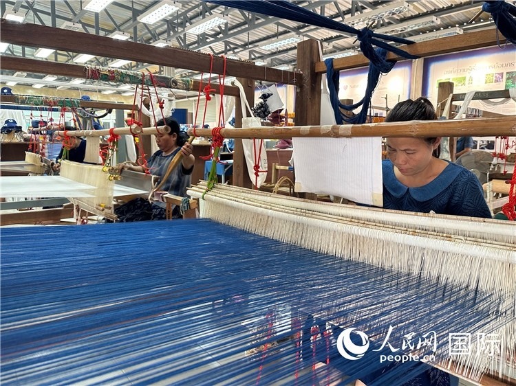 當(dāng)?shù)氐逅{(lán)染色織造手工作坊。人民網(wǎng)記者 簡承淵攝