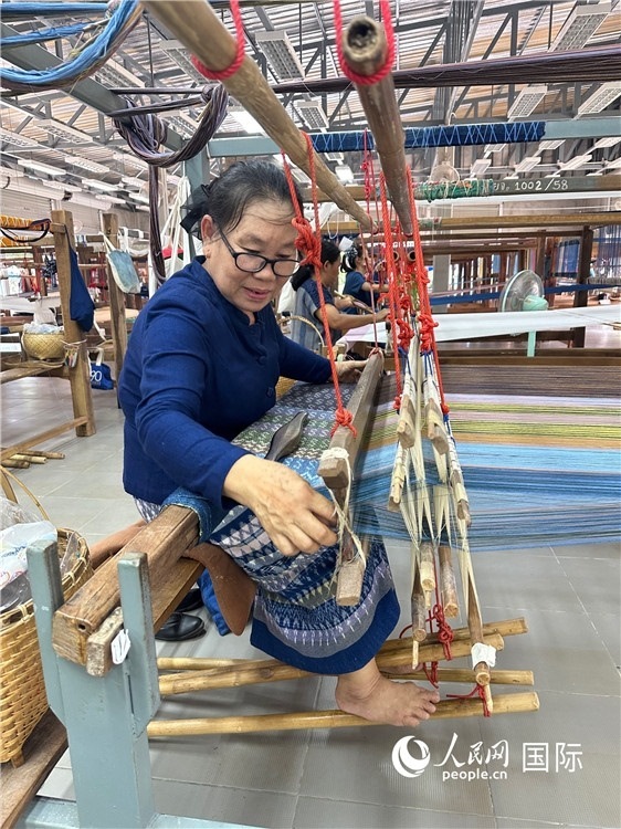 傳統(tǒng)手工織布。人民網(wǎng)記者 簡承淵攝