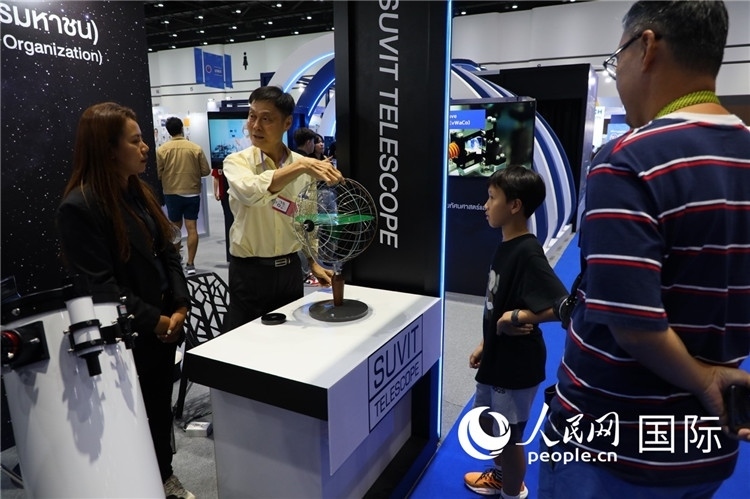 專家向觀眾講述航天知識。人民網(wǎng)記者簡承淵攝。