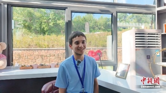 圖為外籍青年杜喬接受采訪。曹淼欣攝