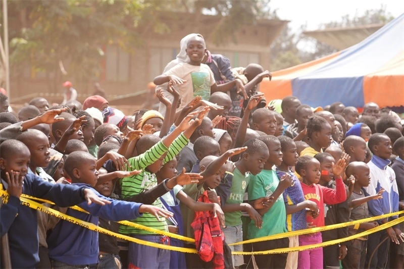 孩子們觀看達(dá)人秀。主辦方供圖