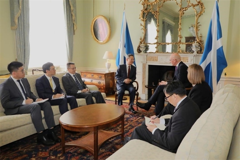 中國駐英國大使鄭澤光在愛丁堡會見蘇格蘭首席部長斯溫尼。中國駐英國使館供圖