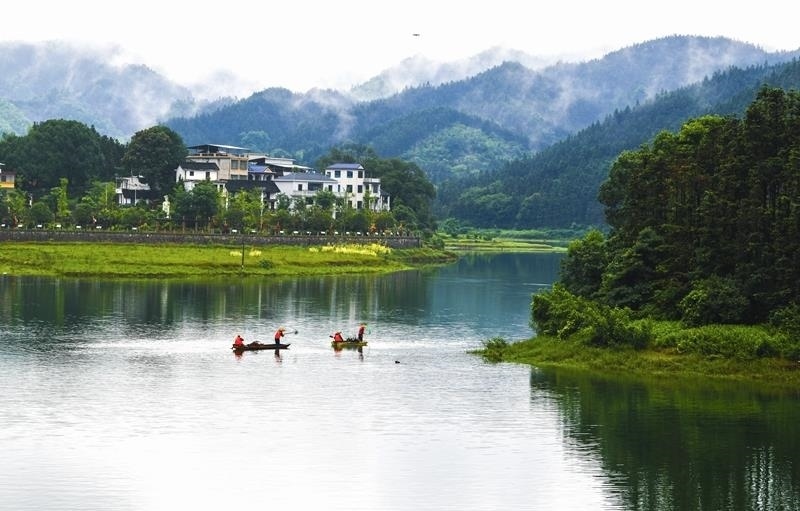 2024年6月5日，志愿者在湖南常寧市洋泉水庫清理水面漂浮物。