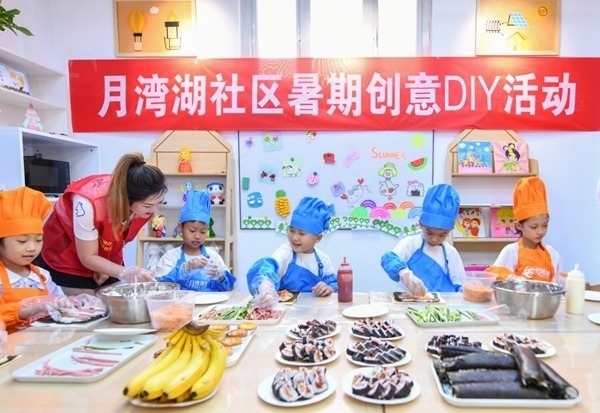 漯河市月灣湖社區(qū)青少年活動(dòng)室里，志愿者教孩子們做手工。 齊國(guó)霞攝