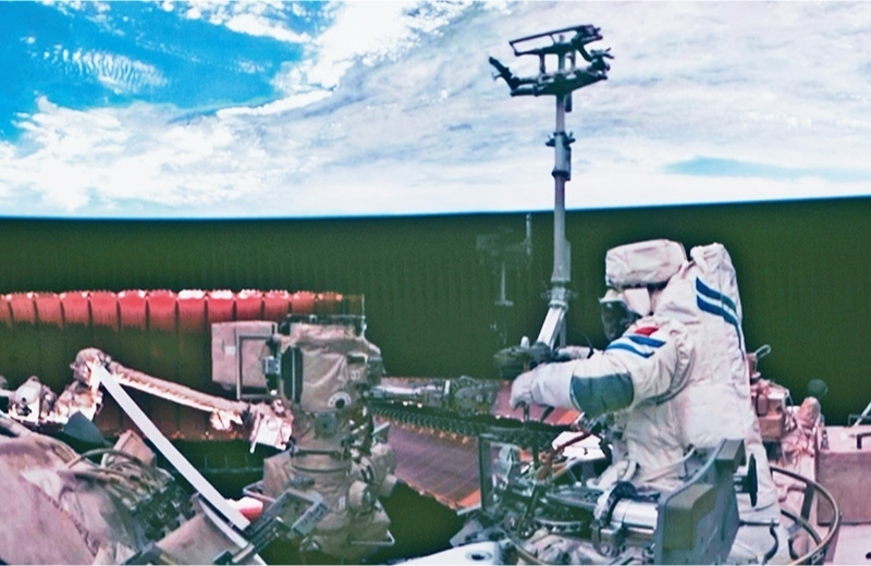 黨的十八大以來，我國科技事業(yè)取得歷史性成就、發(fā)生歷史性變革，科技自立自強(qiáng)成果持續(xù)涌現(xiàn)。圖為2024年7月3日在北京航天飛行控制中心拍攝的神舟十八號航天員李聰在空間站組合體艙外作業(yè)的畫面。 新華社記者 郭中正/攝