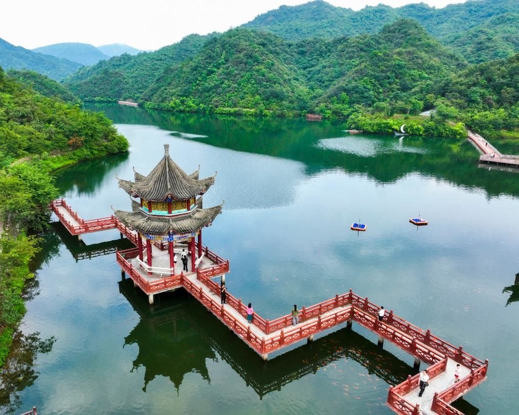 2024年8月11日，游客在湖南省雙牌縣陽(yáng)明山國(guó)家森林公園萬(wàn)和湖休閑游玩。新華社發(fā)（周秀魚(yú)春攝）