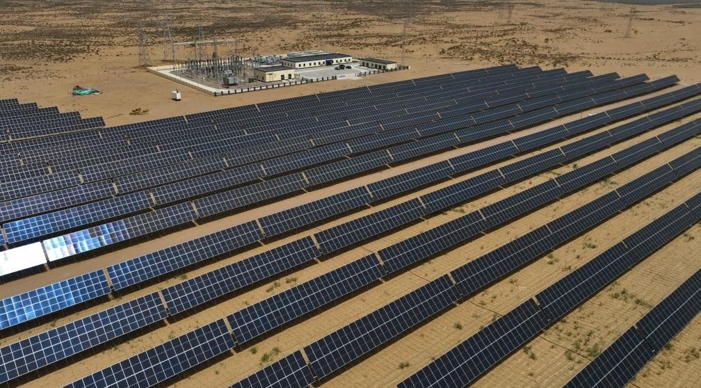 這是2024年5月16日拍攝的內(nèi)蒙古巴彥淖爾市磴口縣烏蘭布和沙漠光伏基地。新華社記者李云平攝