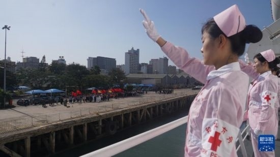 當(dāng)?shù)貢r(shí)間8月16日上午10時(shí)許，執(zhí)行“和諧使命-2024”任務(wù)的中國(guó)海軍“和平方舟”號(hào)醫(yī)院船圓滿(mǎn)結(jié)束對(duì)莫桑比克的訪(fǎng)問(wèn)，駛離馬普托港，前往本次任務(wù)第五站南非。新華社發(fā)（曹春耀 攝）