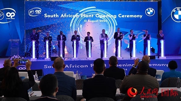 嘉賓點(diǎn)亮燈柱。人民網(wǎng) 張茜攝