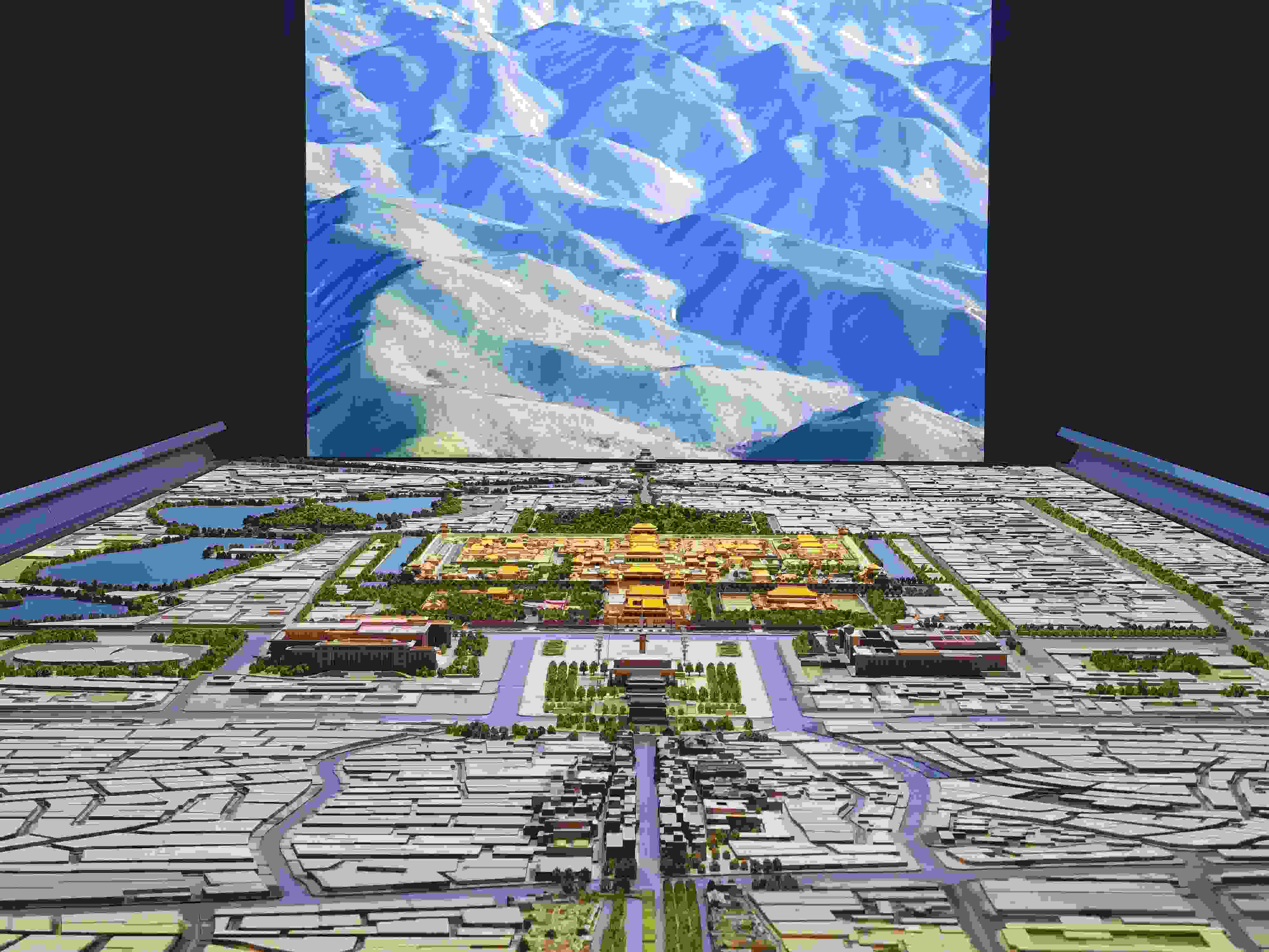 2023年3月，北京首都博物館精心制作的16米長(zhǎng)中軸線沙盤(pán)，配以立體投影技術(shù)，展現(xiàn)了北京中軸線之壯美。