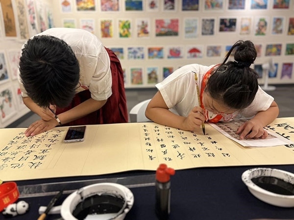 參加本次展覽的青少年在現(xiàn)場(chǎng)進(jìn)行書法創(chuàng)作。主辦方供圖