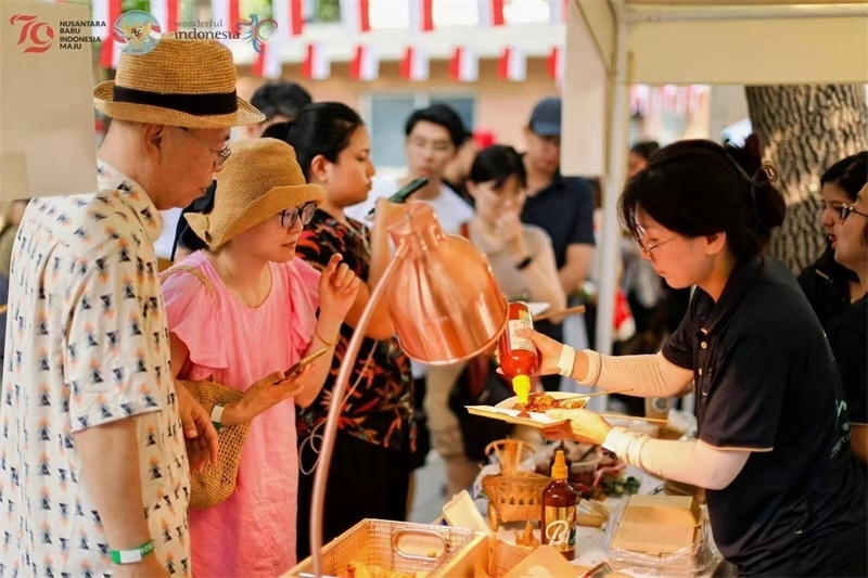 游客品嘗傳統(tǒng)印尼美食。