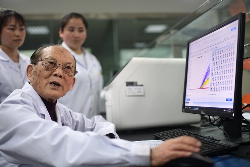 2021年6月17日，吳天一（前）在青海西寧的實(shí)驗(yàn)室內(nèi)和學(xué)生討論。