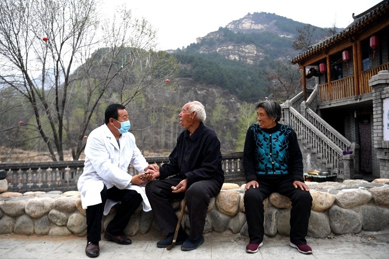 2020年4月15日，在河北阜平縣龍泉關(guān)鎮(zhèn)駱駝灣村，村醫(yī)霍建國為村民把脈。