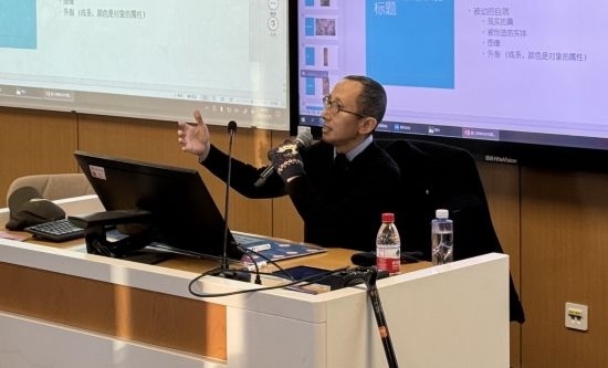 從去年秋天起，還在治療中的朱銳就堅(jiān)持給本科生開(kāi)課。（受訪者供圖）