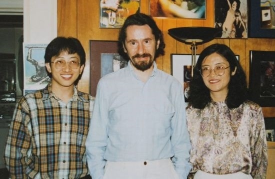 1992年，朱銳（左）赴美國(guó)杜蘭大學(xué)攻讀心靈哲學(xué)與認(rèn)知科學(xué)，師從心靈哲學(xué)和認(rèn)知科學(xué)家Radu Bogdan（中），右為朱銳師姐、北師大教授田平。