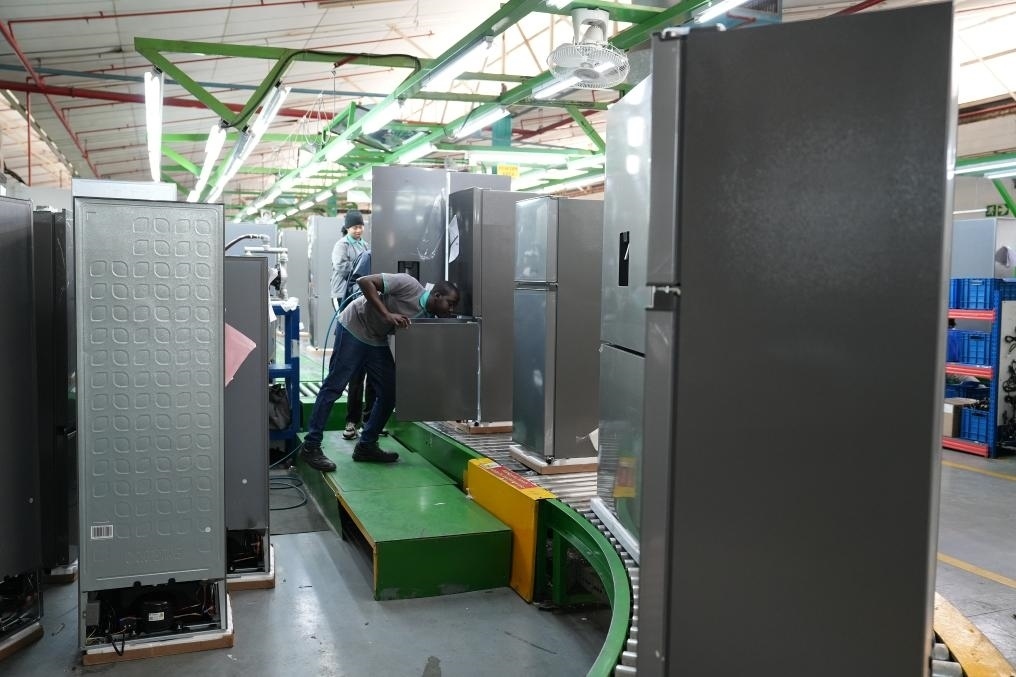 8月14日，在南非開普敦，當?shù)貑T工在海信南非工業(yè)園的冰箱生產(chǎn)線上工作。新華社記者王雷攝