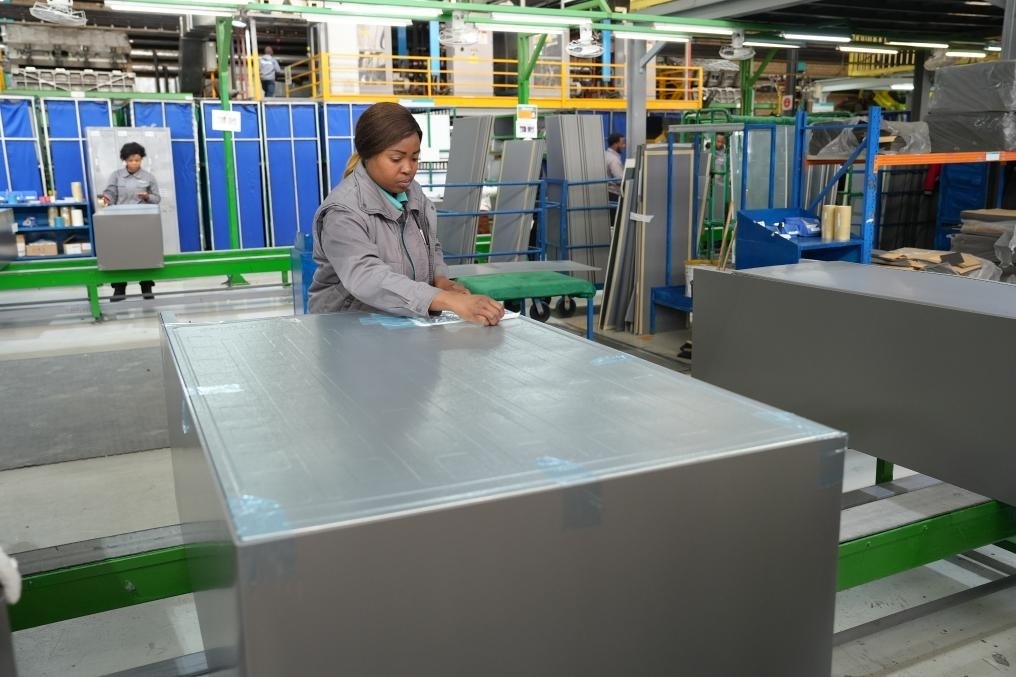 8月14日，在南非開普敦，當?shù)貑T工在海信南非工業(yè)園的冰箱生產(chǎn)線上工作。新華社記者王雷攝