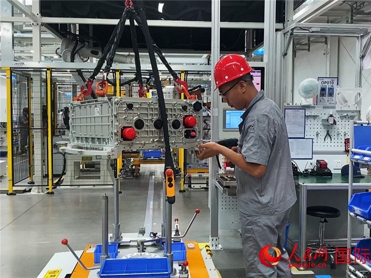 技術(shù)人員進(jìn)行系統(tǒng)化測試。人民網(wǎng)記者 于洋攝