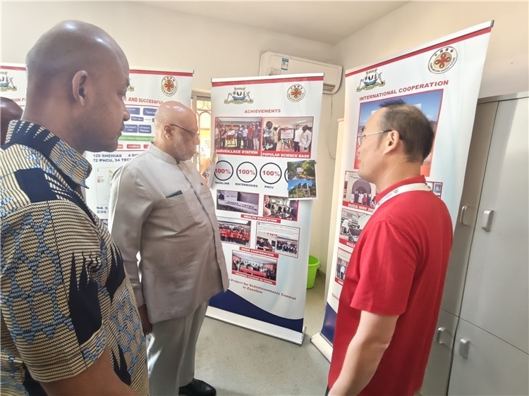 中方專家組組長黃玉政介紹項目進展。專家組供圖