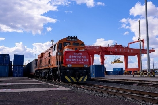 2023年9月20日，一列中歐班列行駛在內(nèi)蒙古滿洲里站貨運(yùn)車間集裝箱場(chǎng)。作為我國向北開放的“橋頭堡”、中歐班列“東通道”的重要口岸，滿洲里鐵路口岸不斷加大中歐班列通道能力建設(shè)，進(jìn)一步提升運(yùn)輸效率和品質(zhì)