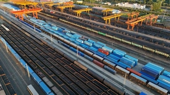 這是2024年8月14日在黑龍江綏芬河鐵路口岸集裝箱換裝場(chǎng)拍攝的集裝箱換裝作業(yè)現(xiàn)場(chǎng)（無人機(jī)照片）。今年前七個(gè)月，綏芬河鐵路口岸開行中歐班列573列，運(yùn)量達(dá)55246標(biāo)箱，同比分別增長23%和18%，班列數(shù)量持續(xù)保持高位運(yùn)行。