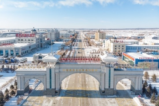 這是2024年1月31日拍攝的中國（黑龍江）自由貿(mào)易試驗(yàn)區(qū)黑河片區(qū)（無人機(jī)照片）。五年來，中國（黑龍江）自由貿(mào)易試驗(yàn)區(qū)將“試驗(yàn)田”種成“高產(chǎn)田”，以全省萬分之三的面積，貢獻(xiàn)了全省約五分之一的實(shí)際使用外資和七分之一的外貿(mào)進(jìn)出口，在對(duì)外合作、降低物流成本、培育特色產(chǎn)業(yè)和新業(yè)態(tài)新模式等方面深入探索，成功產(chǎn)出超過300項(xiàng)制度創(chuàng)新成果。