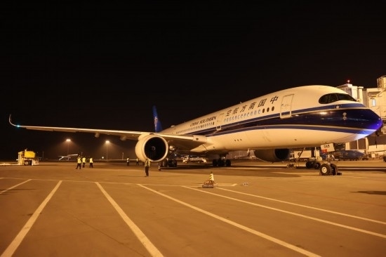 2024年4月24日晚，南航沈陽-法蘭克福CZ8021首航航班在沈陽桃仙國際機(jī)場(chǎng)準(zhǔn)備起飛。這是國內(nèi)航司在東北地區(qū)開通的首條直飛德國定期航線。