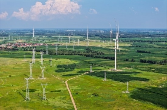 這是2024年7月19日拍攝的內(nèi)蒙古通遼238萬千瓦風(fēng)電項(xiàng)目（無人機(jī)照片）。此項(xiàng)目每年可將75億千瓦時(shí)清潔電能經(jīng)扎魯特—青州±800（千伏）直流特高壓外送通道送至山東地區(qū)消納，相當(dāng)于滿足受端地區(qū)超過300萬戶居民家庭用電需求，節(jié)約標(biāo)煤261萬噸，減少二氧化碳排放634萬噸。