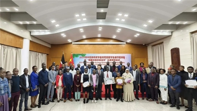 與會嘉賓和留學生們合影留念。中國駐肯尼亞大使館供圖