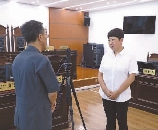 圖為全國人大代表玉明姬（右）詳細(xì)了解環(huán)境資源審判工作情況。劉思妤 攝